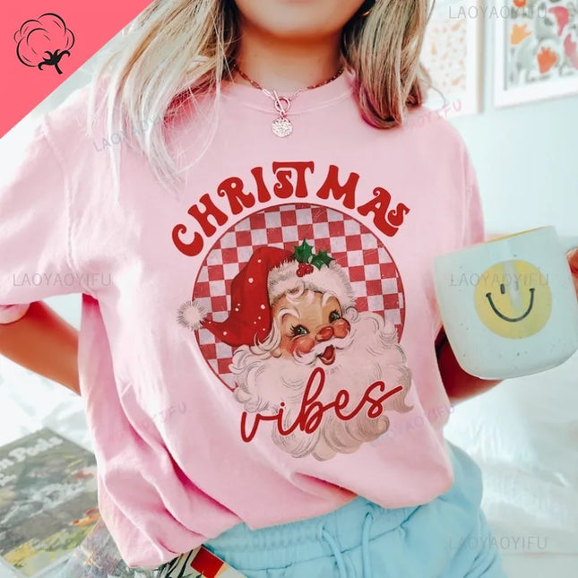 Red Santa Christmas Vibes Women’s T-Shirt – Cute Funny Merry Christmas Pink Graphic Tee