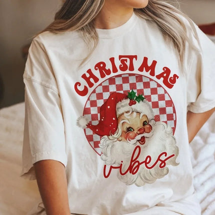 Red Santa Christmas Vibes Women’s T-Shirt – Cute Funny Merry Christmas Pink Graphic Tee